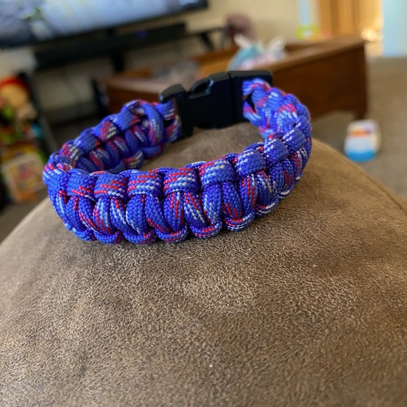 Survival Paracord Bracelet - Picture 2 of 2